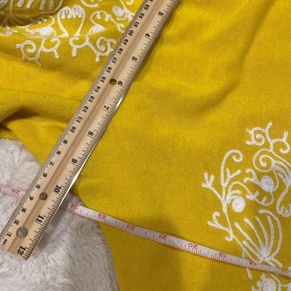 Banana Republic Yellow Knitted Linen V-Neck Top with White Embroidery size Large - Picture 9 of 11